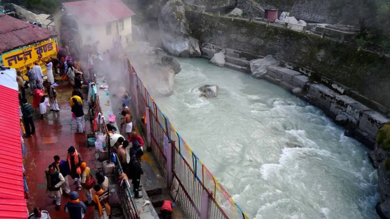  Devotees come in front of Tapt Kund this place comes near Badrinath temple 